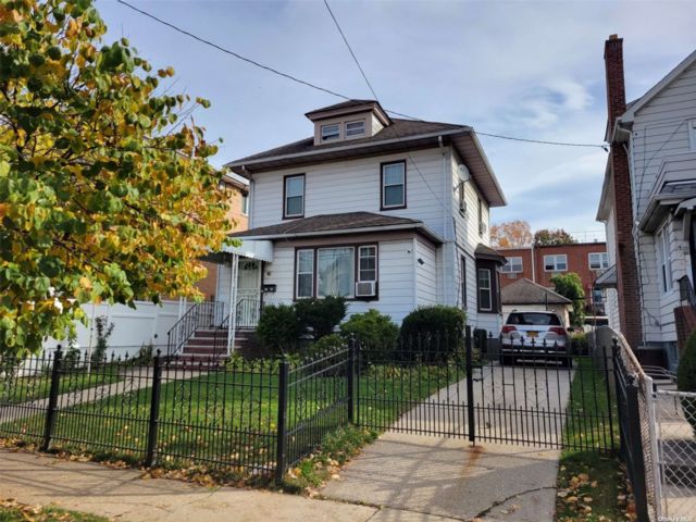  3 BR,  2.00 BTH &nbsp;Colonial style home in Flushing