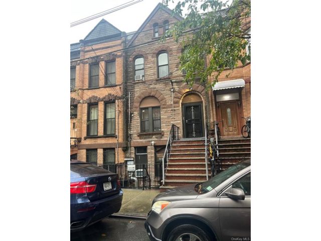  7 BR,  6.00 BTH &nbsp;Townhouse style home in Oak Point