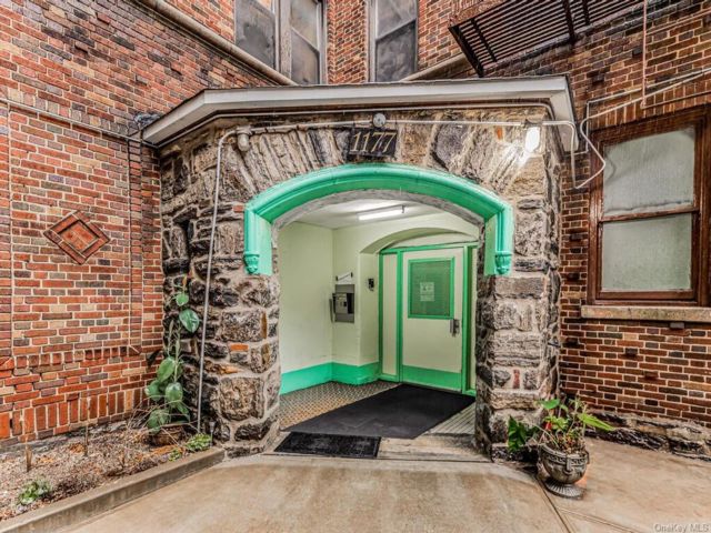  1 BR,  1.00 BTH &nbsp;High rise style home in Stadium