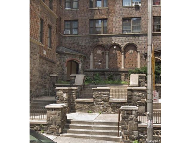  1 BR,  1.00 BTH &nbsp;High rise style home in Stadium