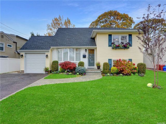  3 BR,  2.00 BTH &nbsp;Split level style home in Oceanside