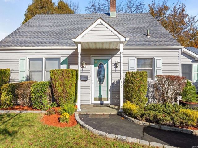  4 BR,  2.00 BTH &nbsp;Cape cod style home in Levittown