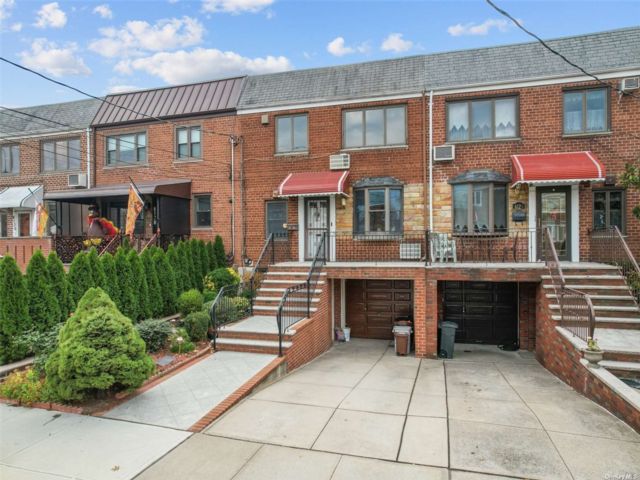  4 BR,  3.00 BTH &nbsp;Two story style home in Middle Village