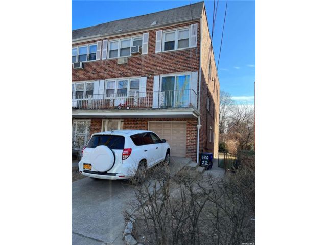  8 BR,  5.00 BTH &nbsp;Other style home in Flushing