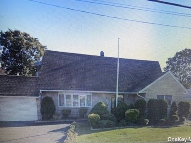  4 BR,  2.00 BTH &nbsp;Cape cod style home in Bay Shore