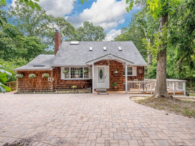  4 BR,  3.00 BTH &nbsp;Exp cape style home in Middle Island