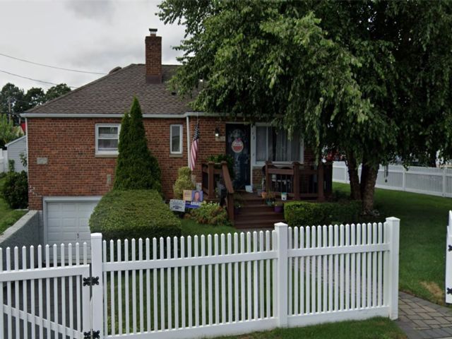  3 BR,  2.00 BTH &nbsp;Ranch style home in Bethpage