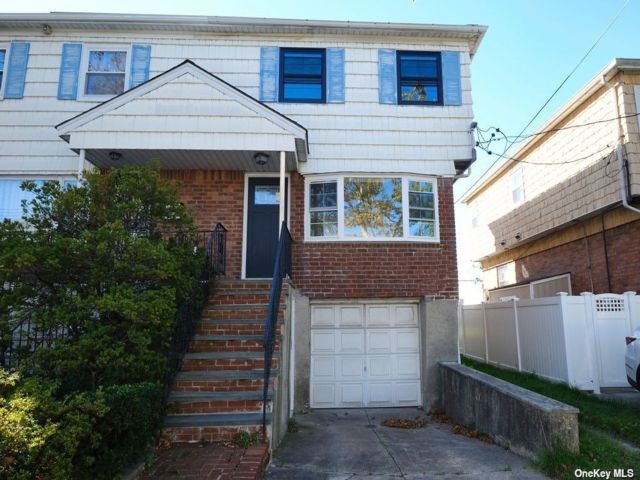  3 BR,  2.00 BTH &nbsp;Colonial style home in Whitestone