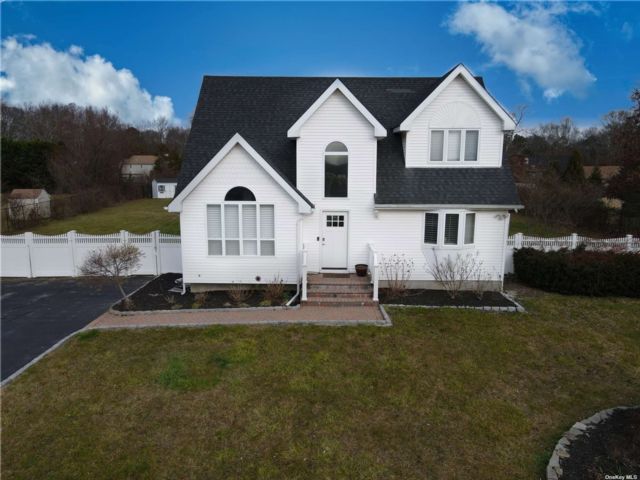  3 BR,  4.00 BTH &nbsp;Colonial style home in Yaphank