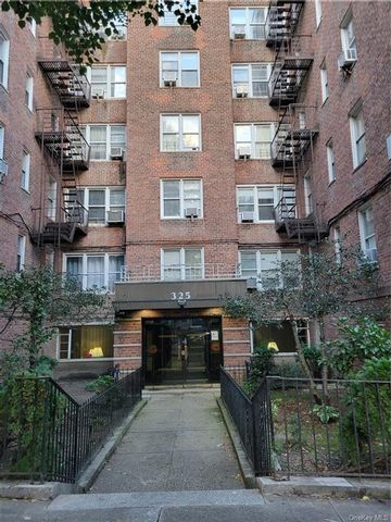  2 BR,  1.00 BTH &nbsp;Mid-rise style home in Fordham