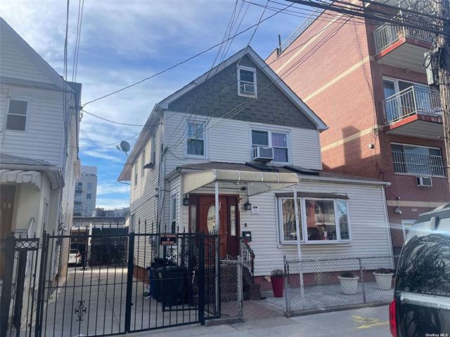  8 BR,  3.00 BTH &nbsp;Colonial style home in Corona