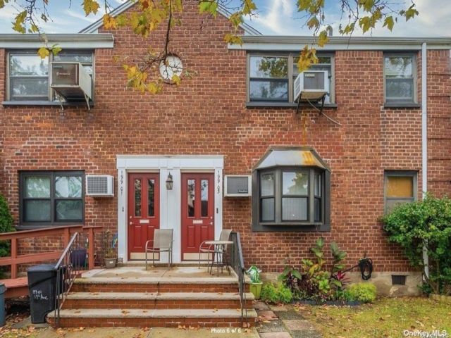  1 BR,  1.00 BTH &nbsp;Garden apartmen style home in Whitestone