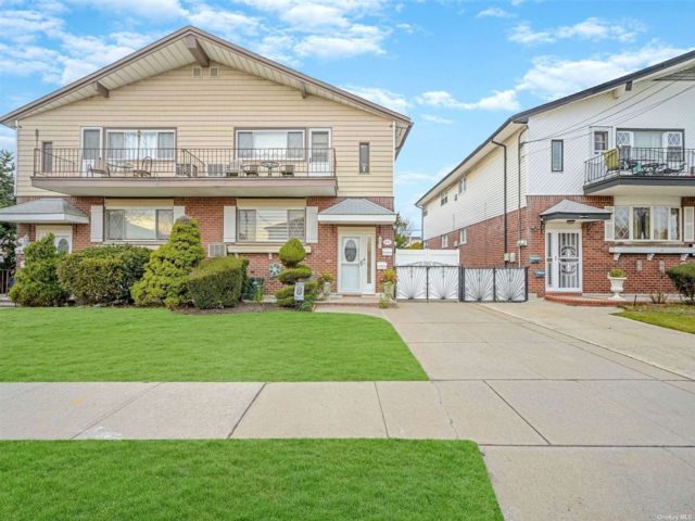  6 BR,  4.00 BTH &nbsp;Two story style home in Howard Beach