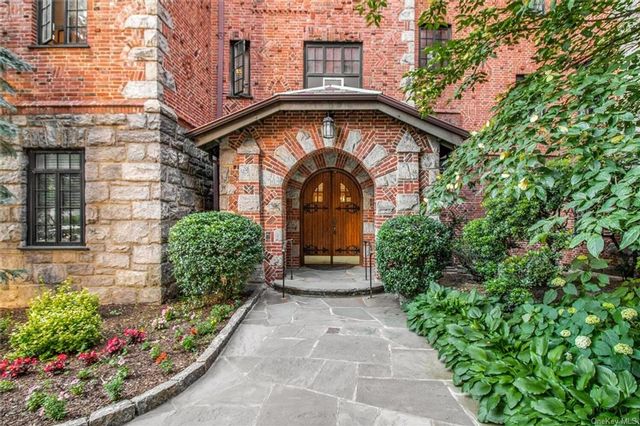  1 BR,  1.00 BTH &nbsp;Mid-rise style home in Yonkers