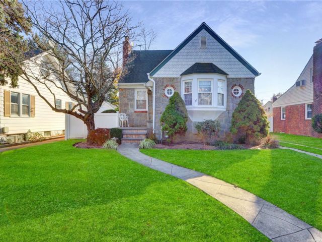  3 BR,  1.00 BTH &nbsp;Cape cod style home in Malverne