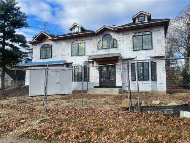  6 BR,  8.00 BTH &nbsp;Colonial style home in Roslyn Heights