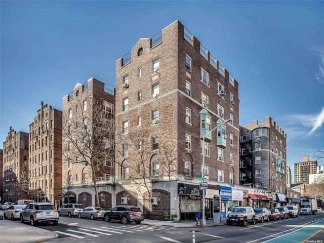  1 BR,  1.00 BTH &nbsp;Mid-rise style home in Forest Hills