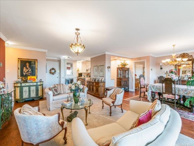  2 BR,  2.00 BTH &nbsp;High rise style home in Bayside