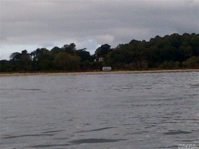 Lot <b>Size:</b> 3 Acres &nbsp;Land style home in Centre Island