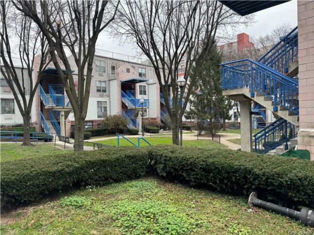  3 BR,  2.00 BTH &nbsp;Garden apartmen style home in Melcourt