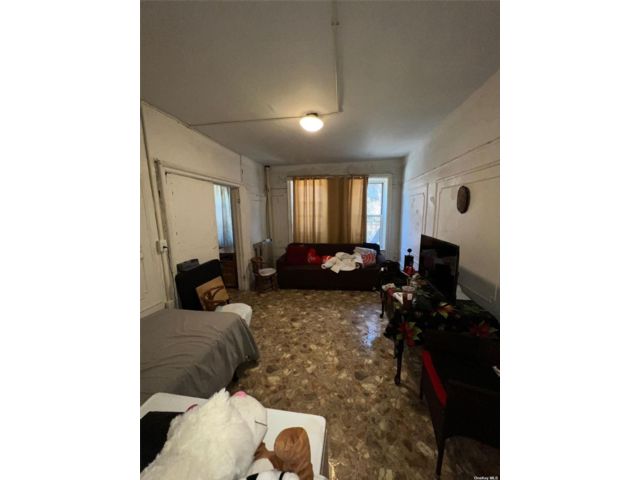  3 BR,  1.00 BTH &nbsp;Mid-rise style home in Williamsburg