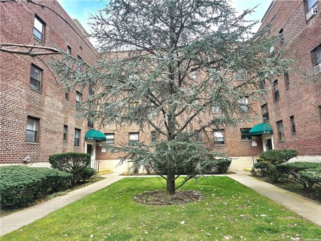  2 BR,  1.00 BTH &nbsp;Garden apartmen style home in Bayside