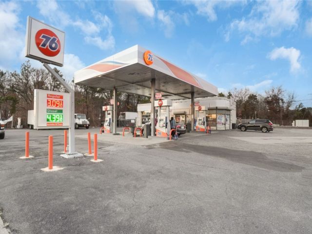 Studio,  0.00 BTH &nbsp;Commercial style home in Ronkonkoma