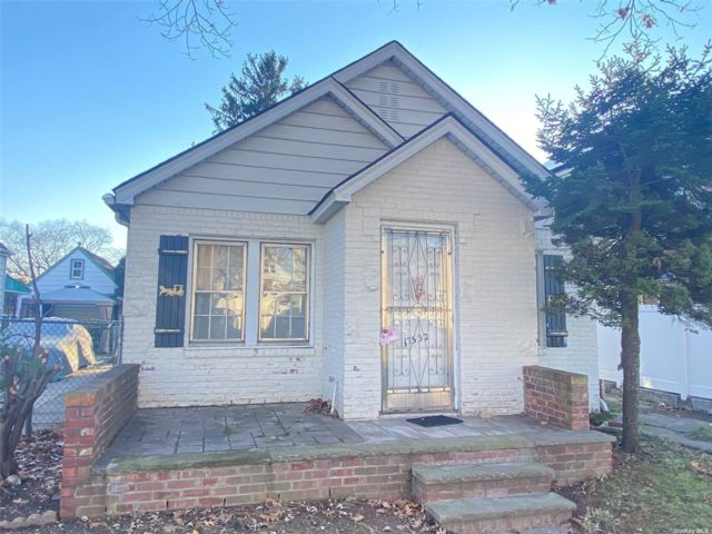  2 BR,  2.00 BTH &nbsp;Cape cod style home in Fresh Meadows