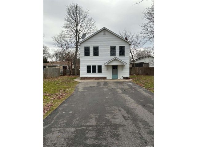  2 BR,  2.00 BTH &nbsp;Two story style home in Shirley