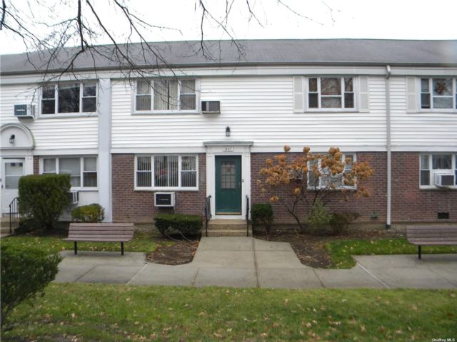  2 BR,  1.00 BTH &nbsp;Garden style home in Bayside