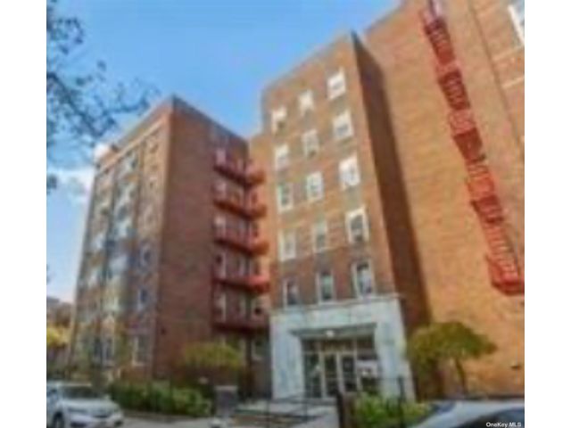  1 BR,  1.00 BTH &nbsp;Mid-rise style home in Rego Park