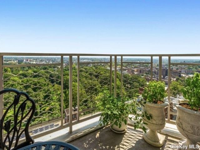  2 BR,  1.00 BTH &nbsp;High rise style home in Kew Gardens