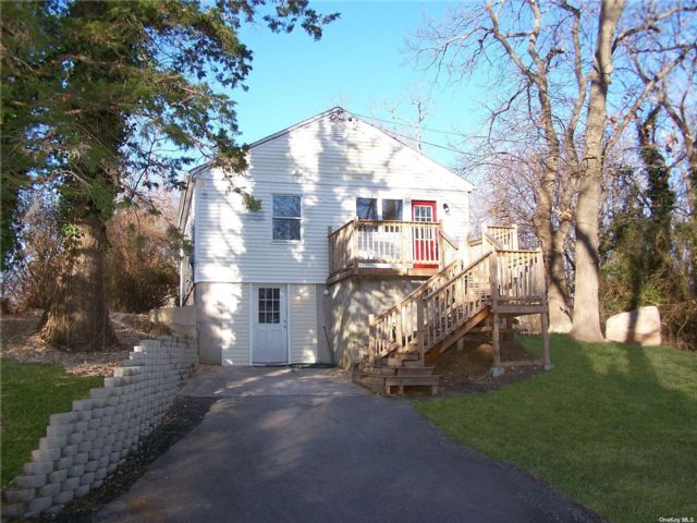  2 BR,  2.00 BTH &nbsp;Hi ranch style home in Rocky Point