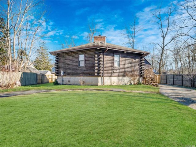  3 BR,  1.00 BTH &nbsp;Log style home in Mastic Beach