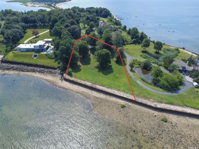 Lot <b>Size:</b> 3 Acres &nbsp;Land style home in Centre Island