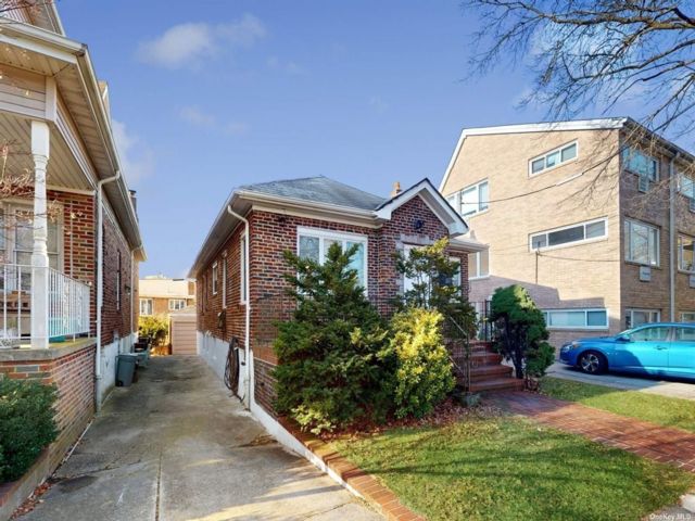  2 BR,  2.00 BTH &nbsp;Ranch style home in Gerritsen Beach