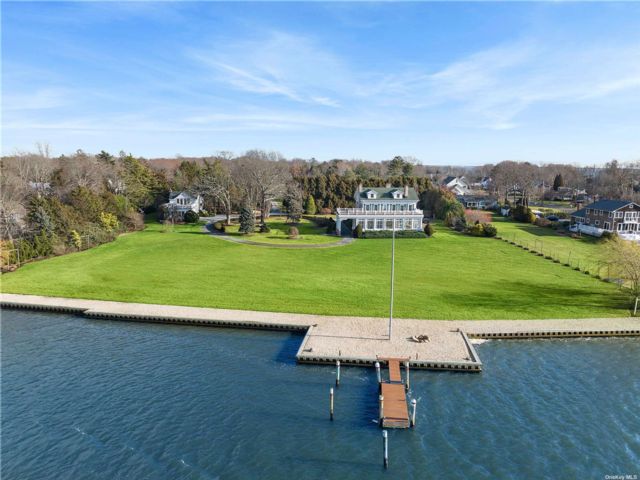  8 BR,  9.00 BTH &nbsp;Estate style home in Center Moriches