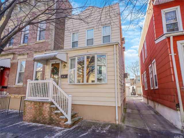  3 BR,  2.00 BTH &nbsp;Colonial style home in Glendale