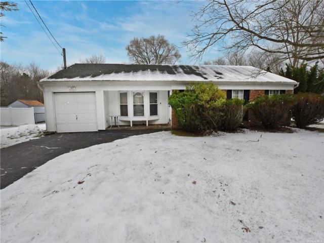  3 BR,  2.00 BTH &nbsp;Ranch style home in Ridge