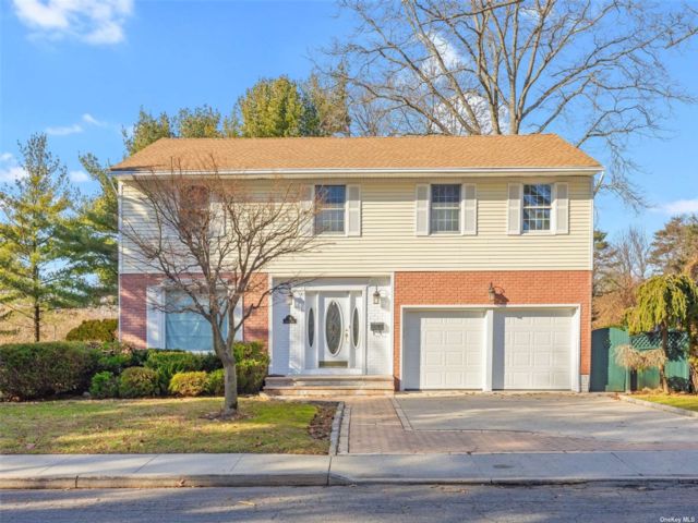  4 BR,  3.00 BTH &nbsp;Colonial style home in Garden City