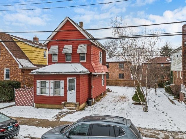  3 BR,  1.00 BTH &nbsp;Colonial style home in Bayside