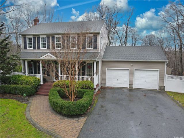  3 BR,  3.00 BTH &nbsp;Colonial style home in Baiting Hollow
