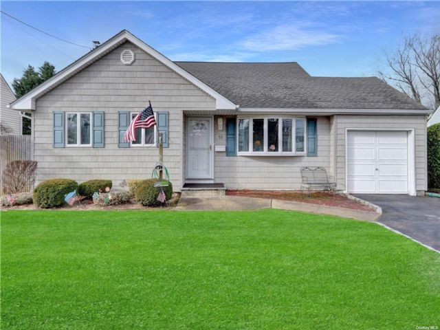  3 BR,  2.00 BTH &nbsp;Split level style home in Massapequa Park