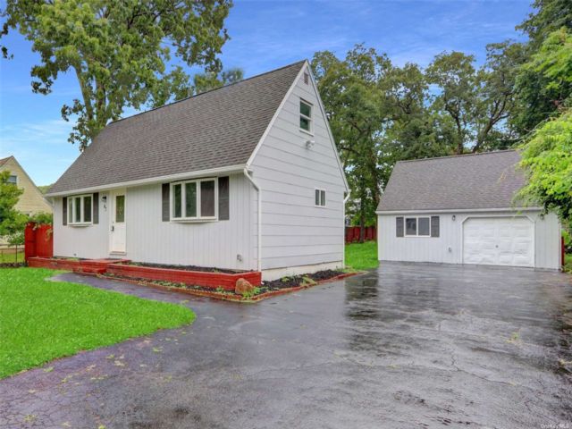  4 BR,  1.00 BTH &nbsp;Cape cod style home in Selden
