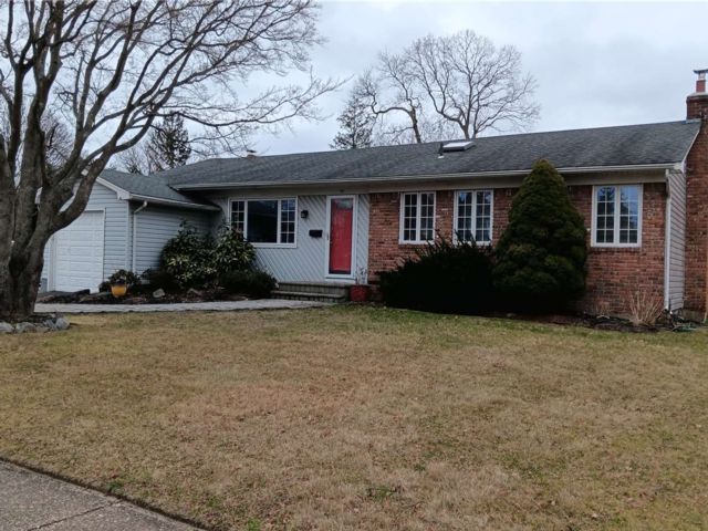  3 BR,  2.00 BTH &nbsp;Exp ranch style home in Sayville