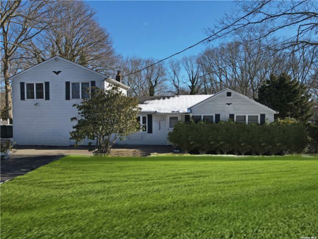  4 BR,  2.00 BTH &nbsp;Exp ranch style home in Shirley