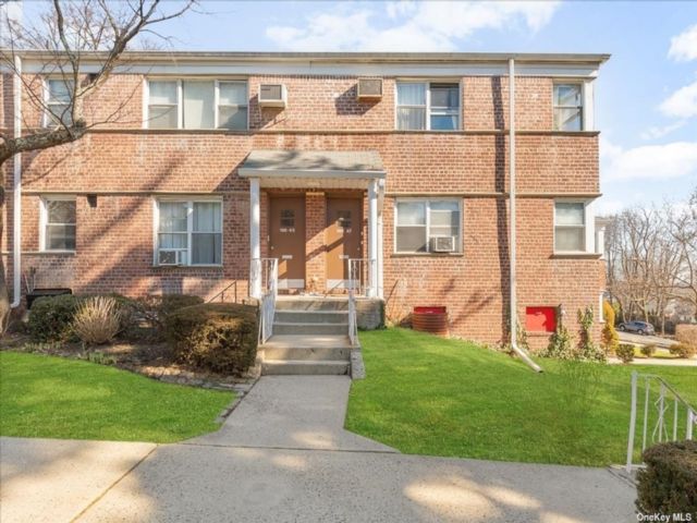  1 BR,  1.00 BTH &nbsp;Garden apartmen style home in Holliswood