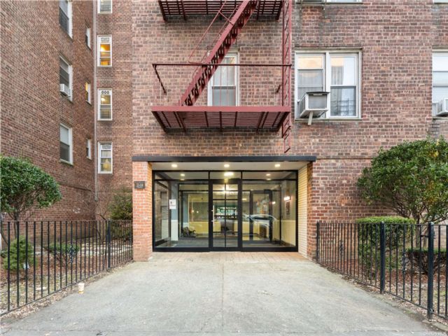  1 BR,  1.00 BTH &nbsp;Mid-rise style home in Jackson Heights