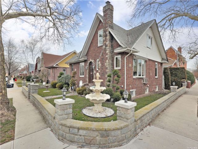  4 BR,  3.00 BTH &nbsp;House style home in 