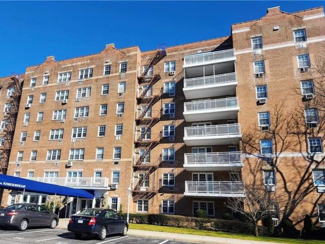  1 BR,  1.00 BTH &nbsp;High rise style home in Howard Beach